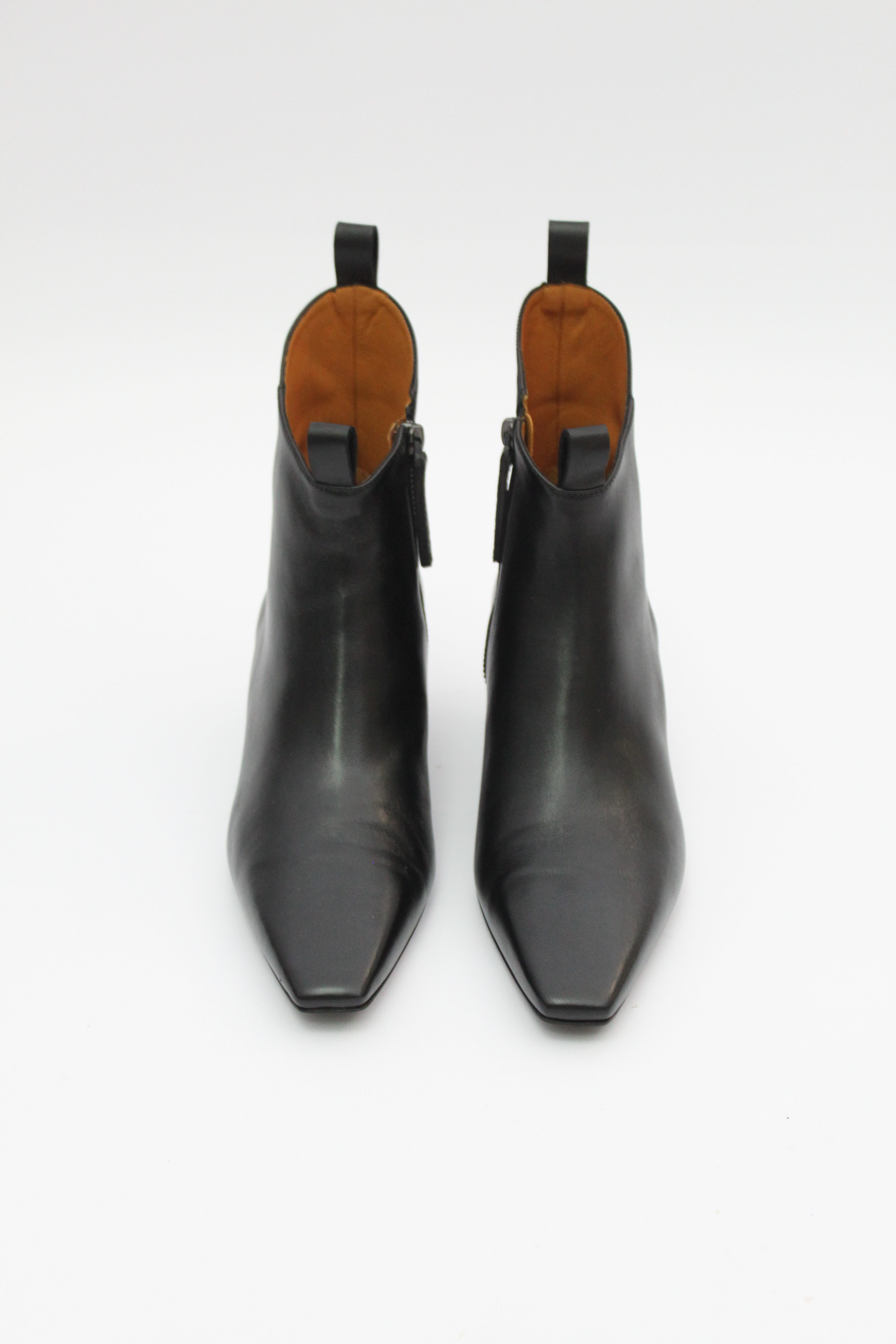 Ботильоны на низком каблуке с ассиметричным голенищем из черной кожи кинглисс, фото 1