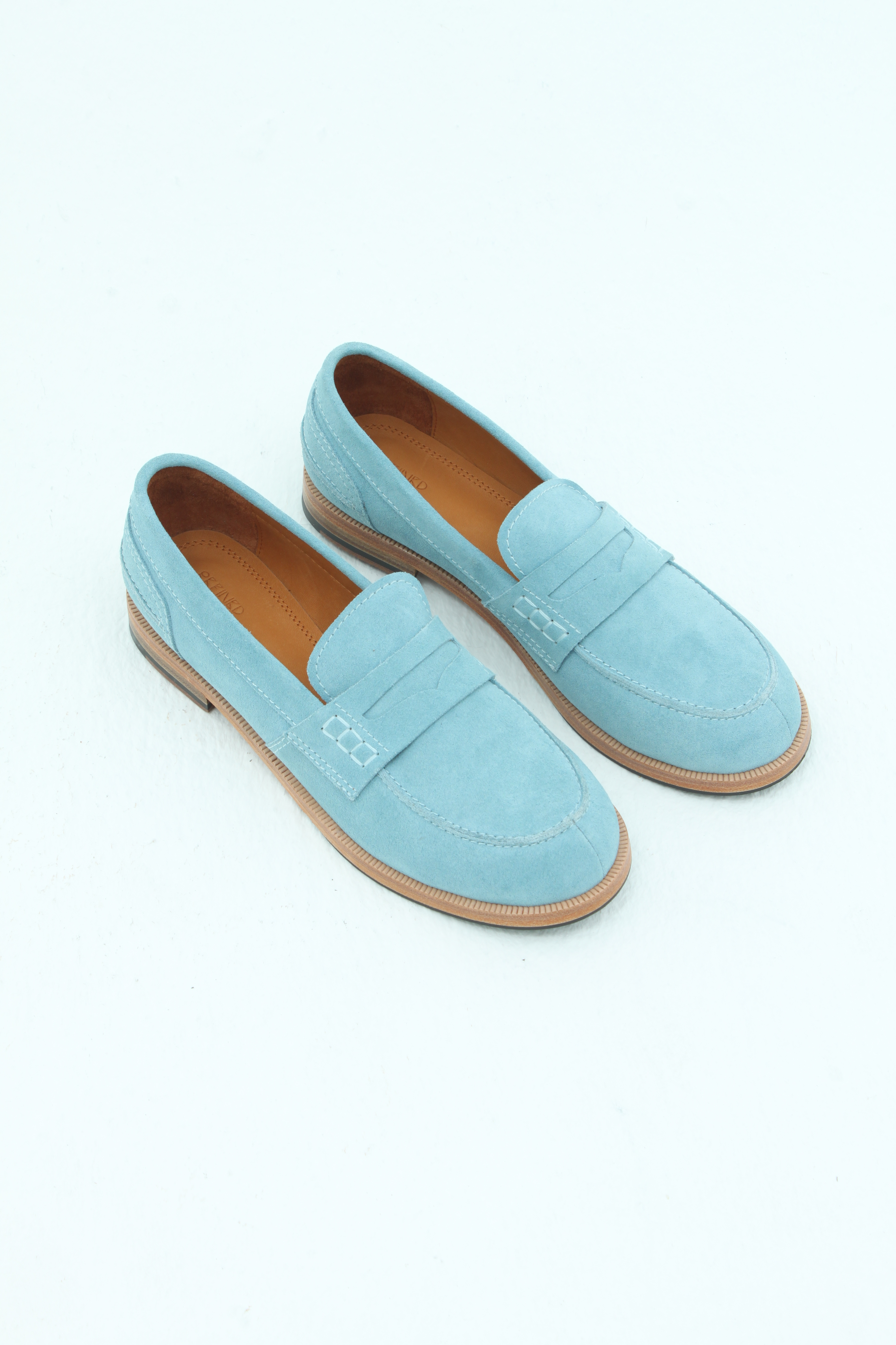 Лоферы с фигурным вырезом на язычке из голубой замши, фото 2