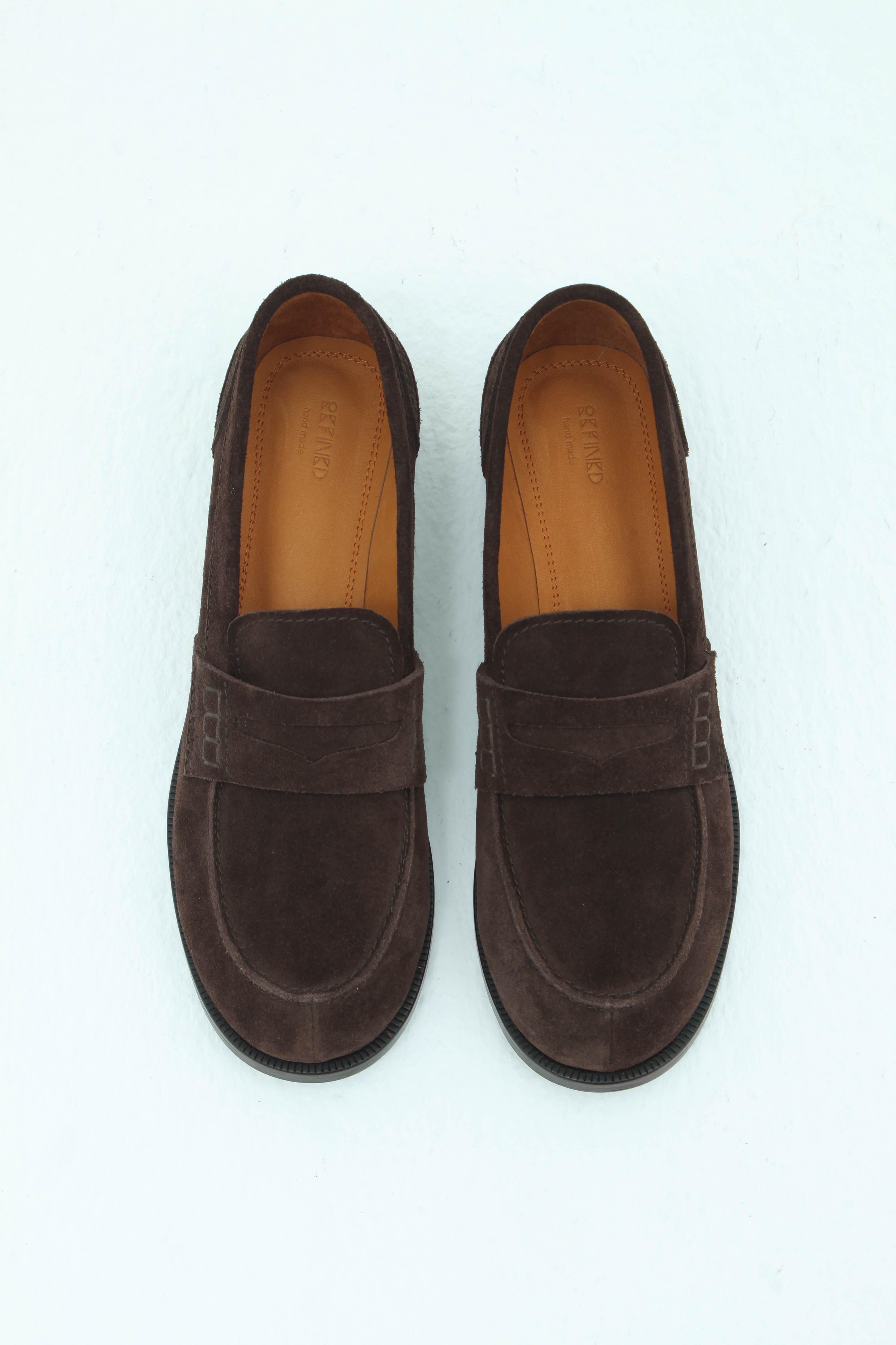 Лоферы с фигурным вырезом на язычке из шоколадной замши, фото 1