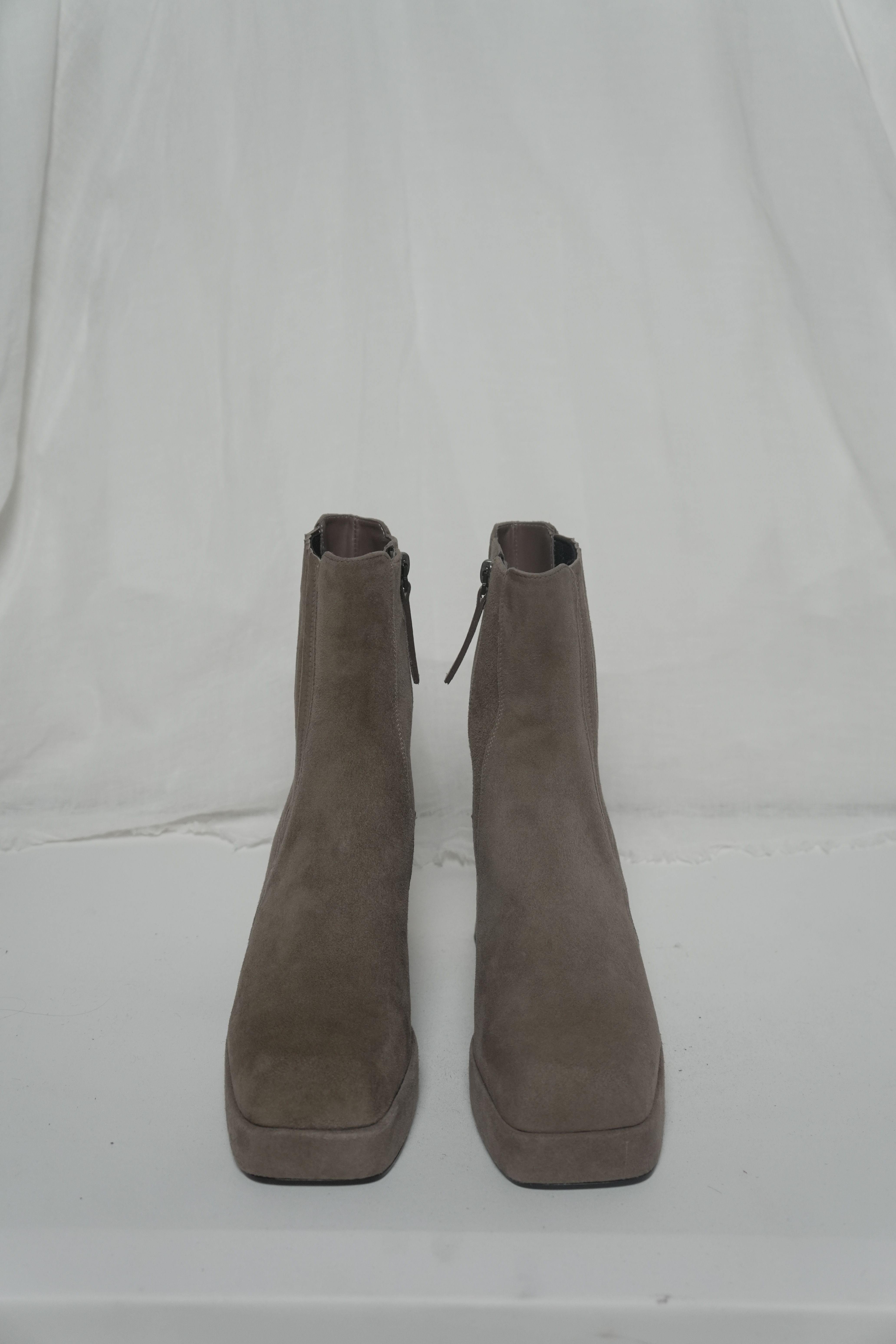 Ботильоны с резинкой на голенище из серо-бежевой замши, фото 2