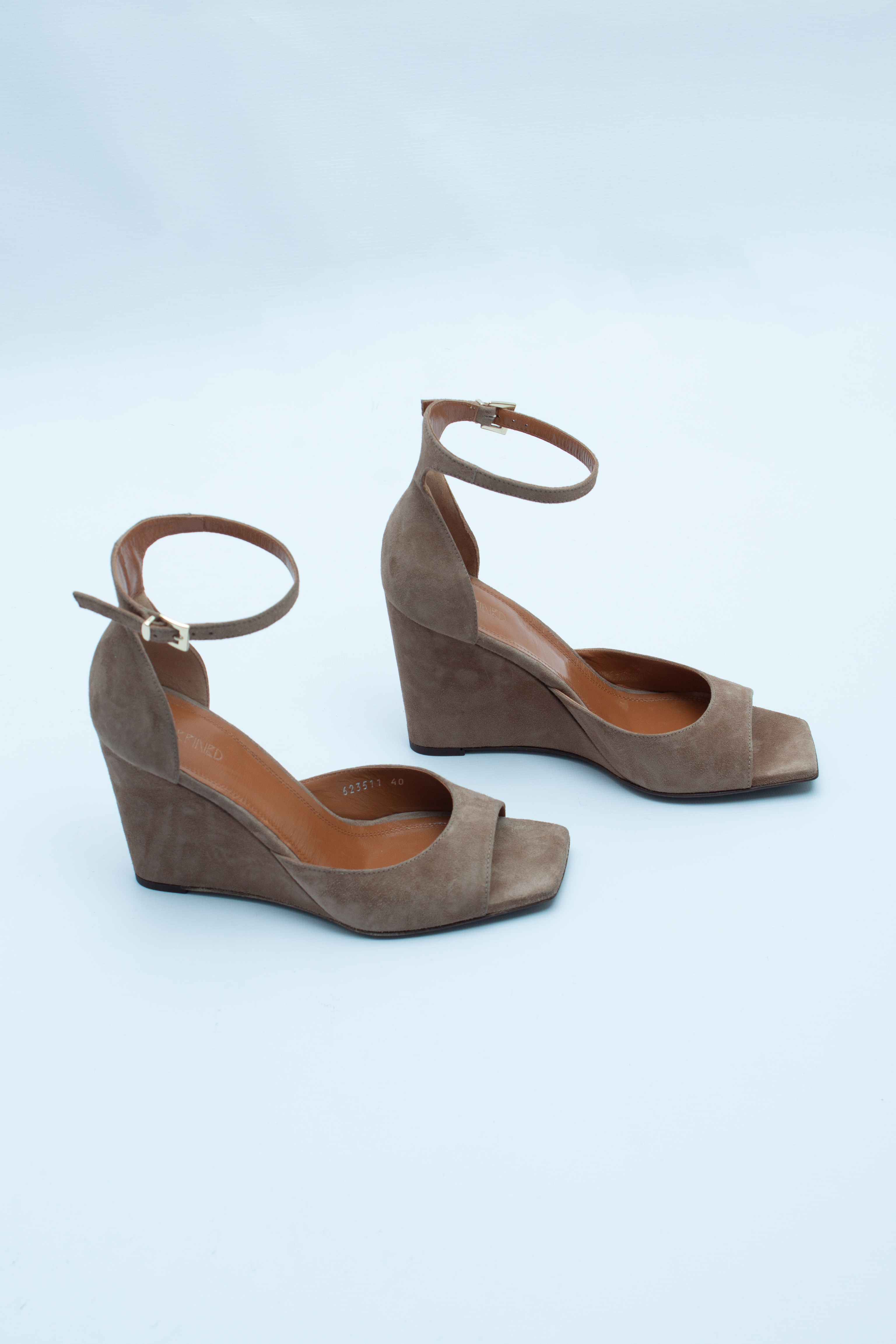 Босоножки с квадратным носом на прямой танкетке с открытым носом коричнево-серая замша, фото 2