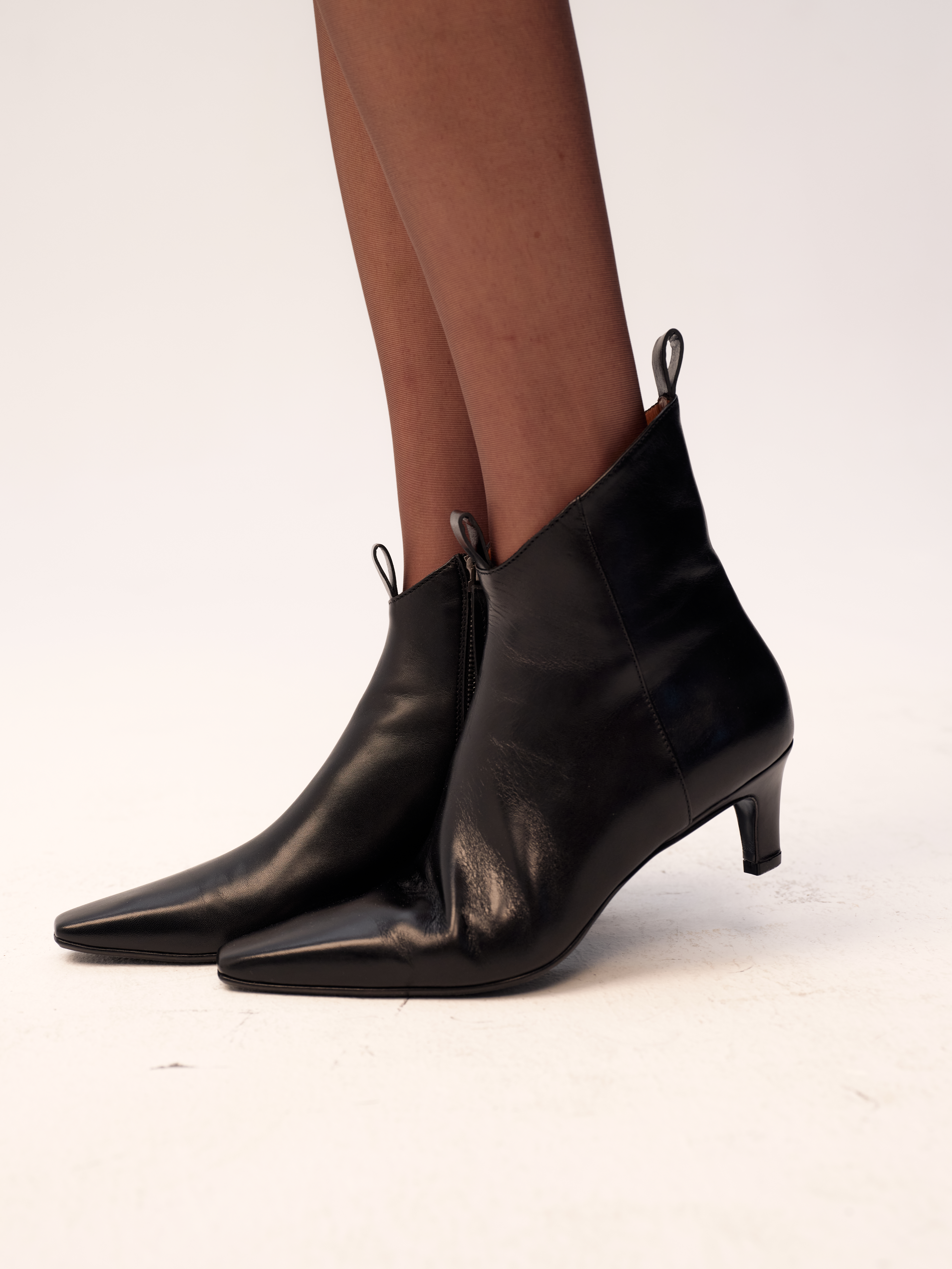 Ботильоны на низком каблуке с ассиметричным голенищем из черной кожи кинглисс, фото 2