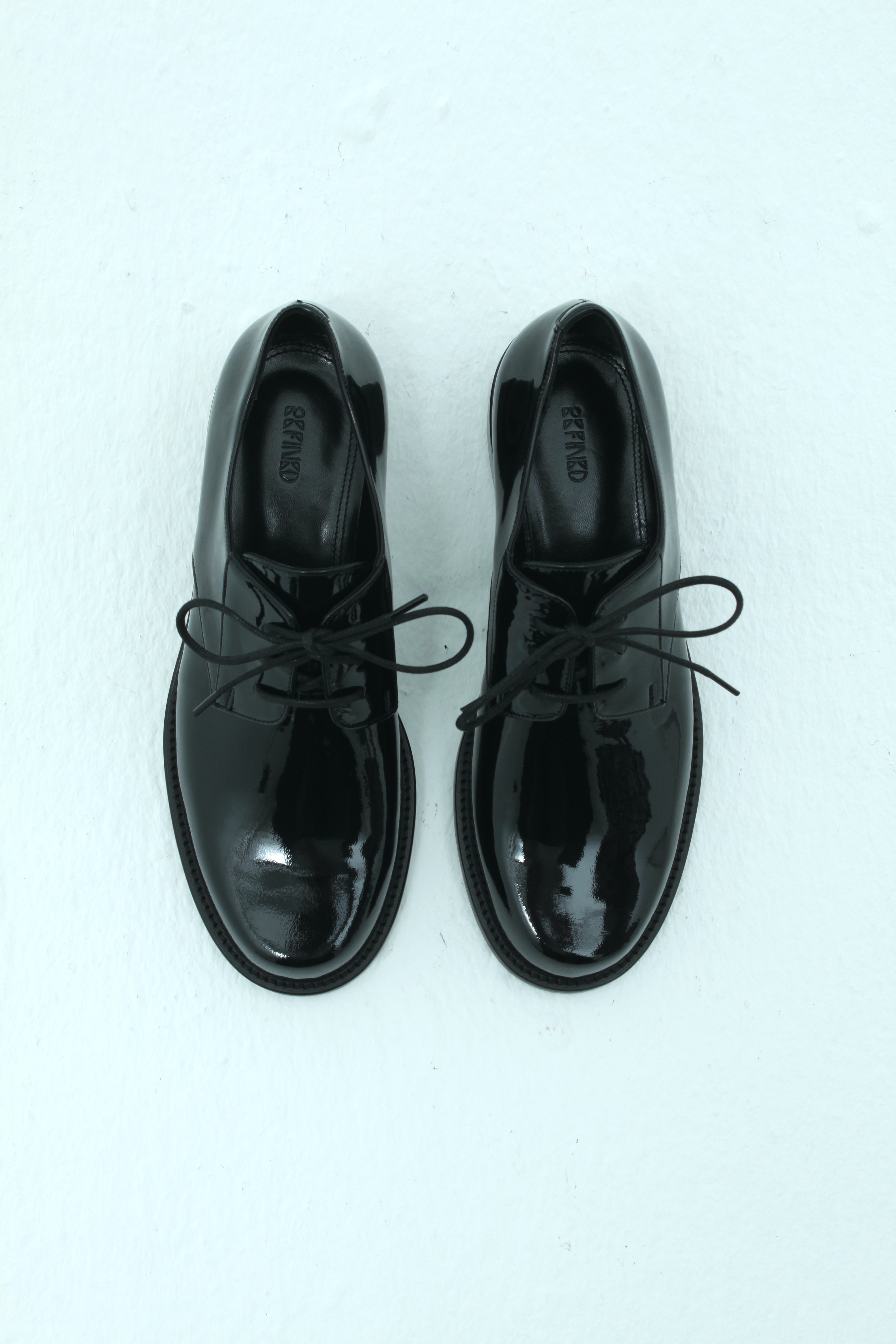 Ботинки в мужском стиле на тонкой шнуровке черный лак, фото 1