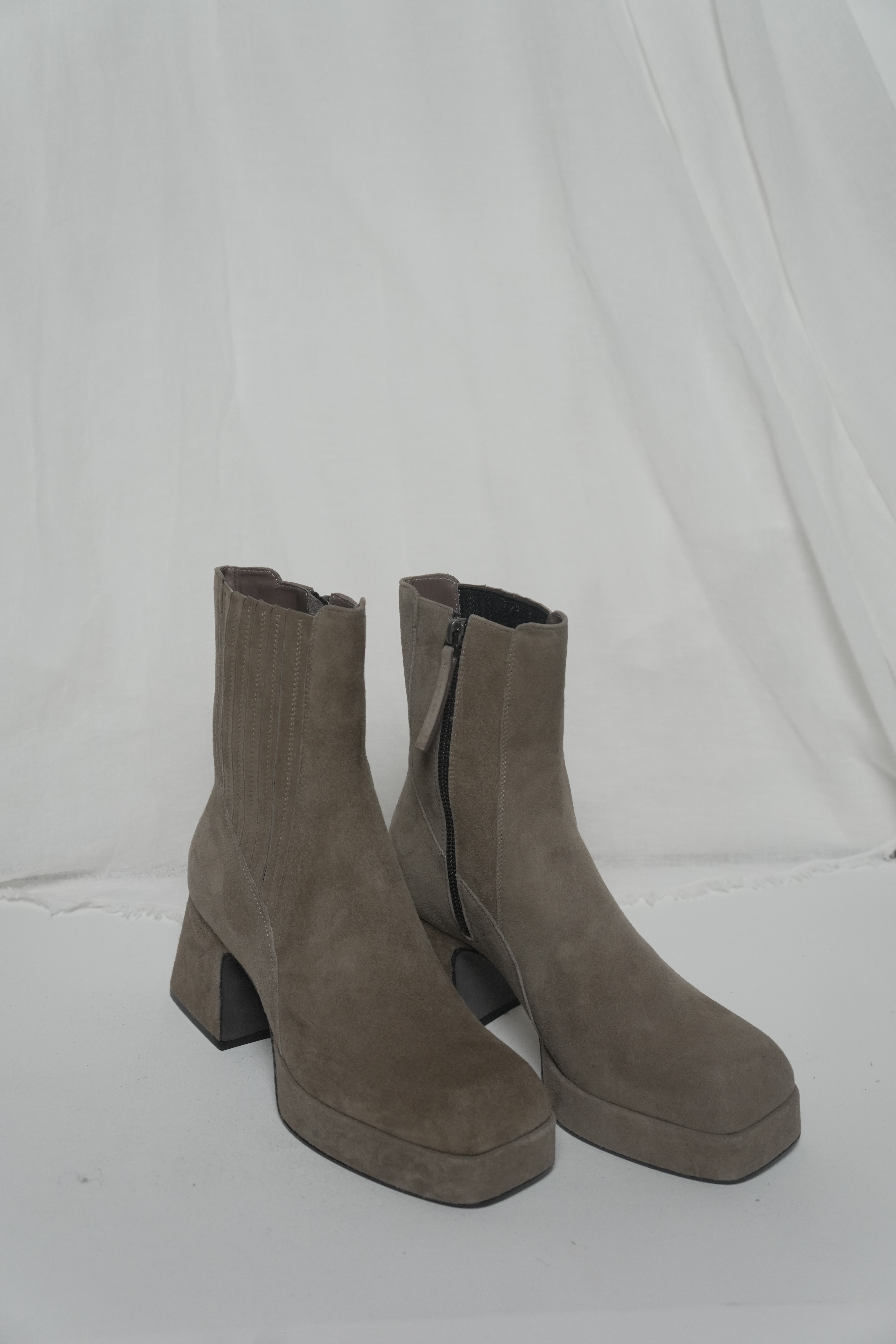 Ботильоны с резинкой на голенище из серо-бежевой замши, фото 1