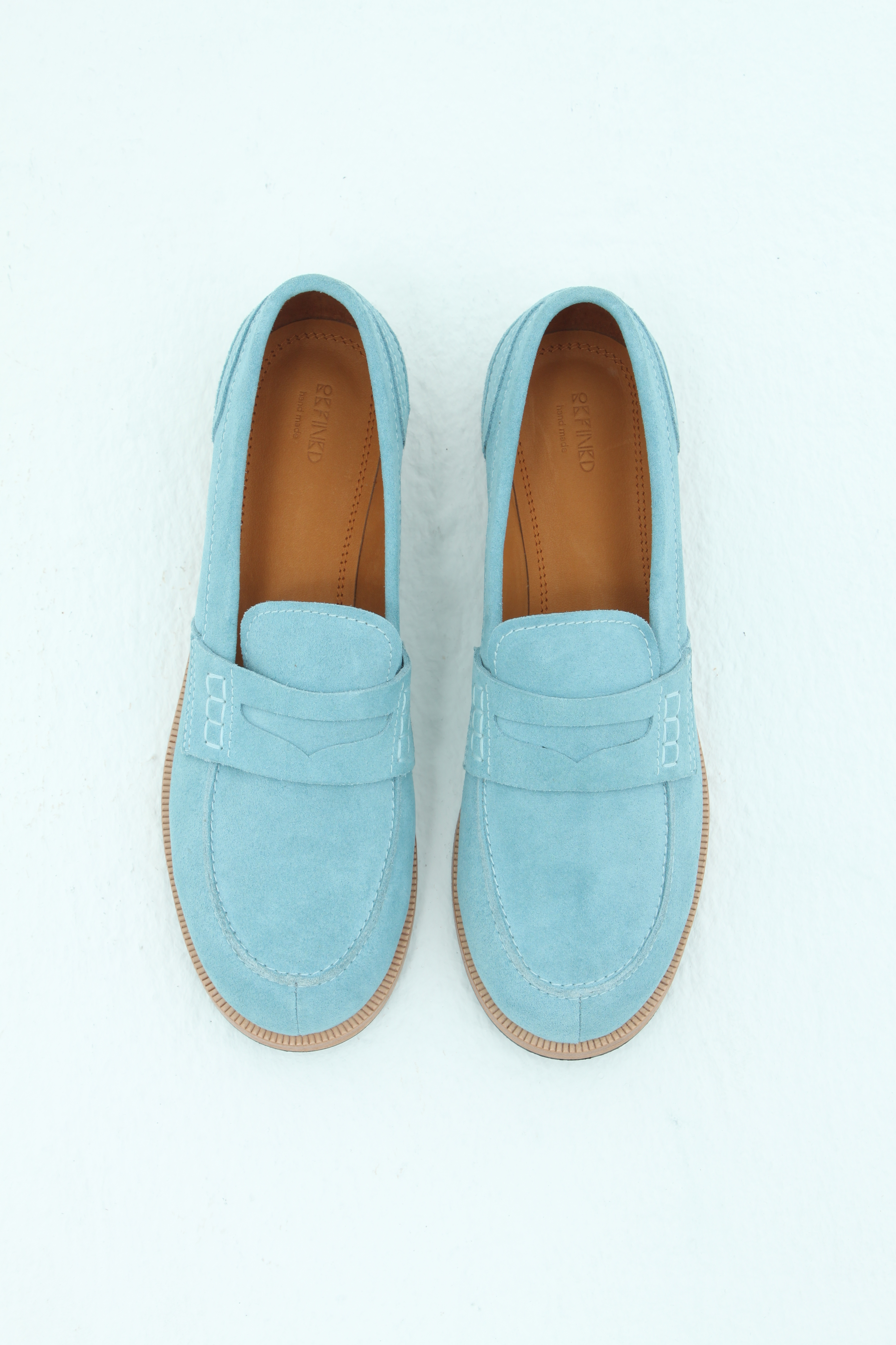 Лоферы с фигурным вырезом на язычке из голубой замши, фото 1