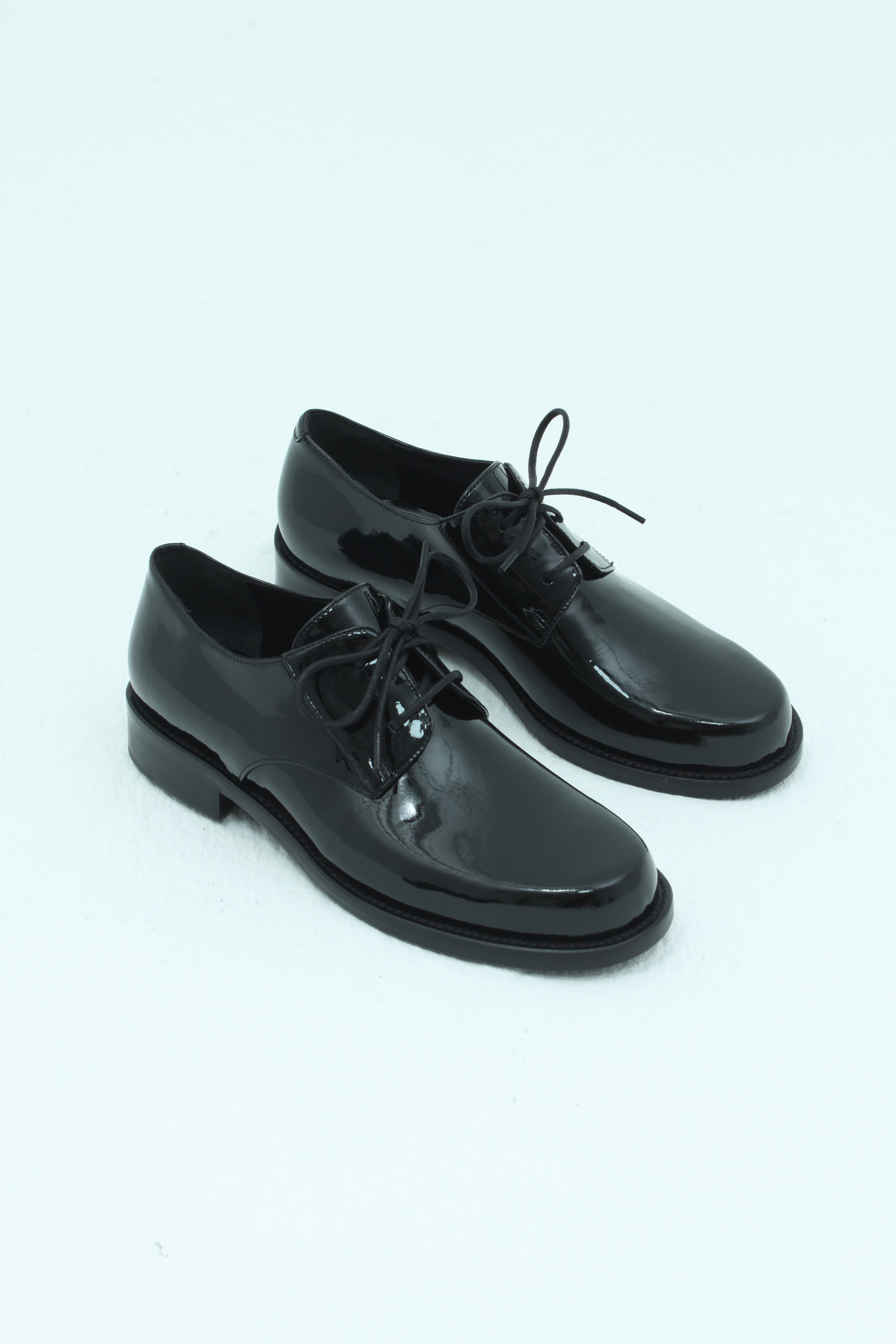 Ботинки в мужском стиле на тонкой шнуровке черный лак, фото 2