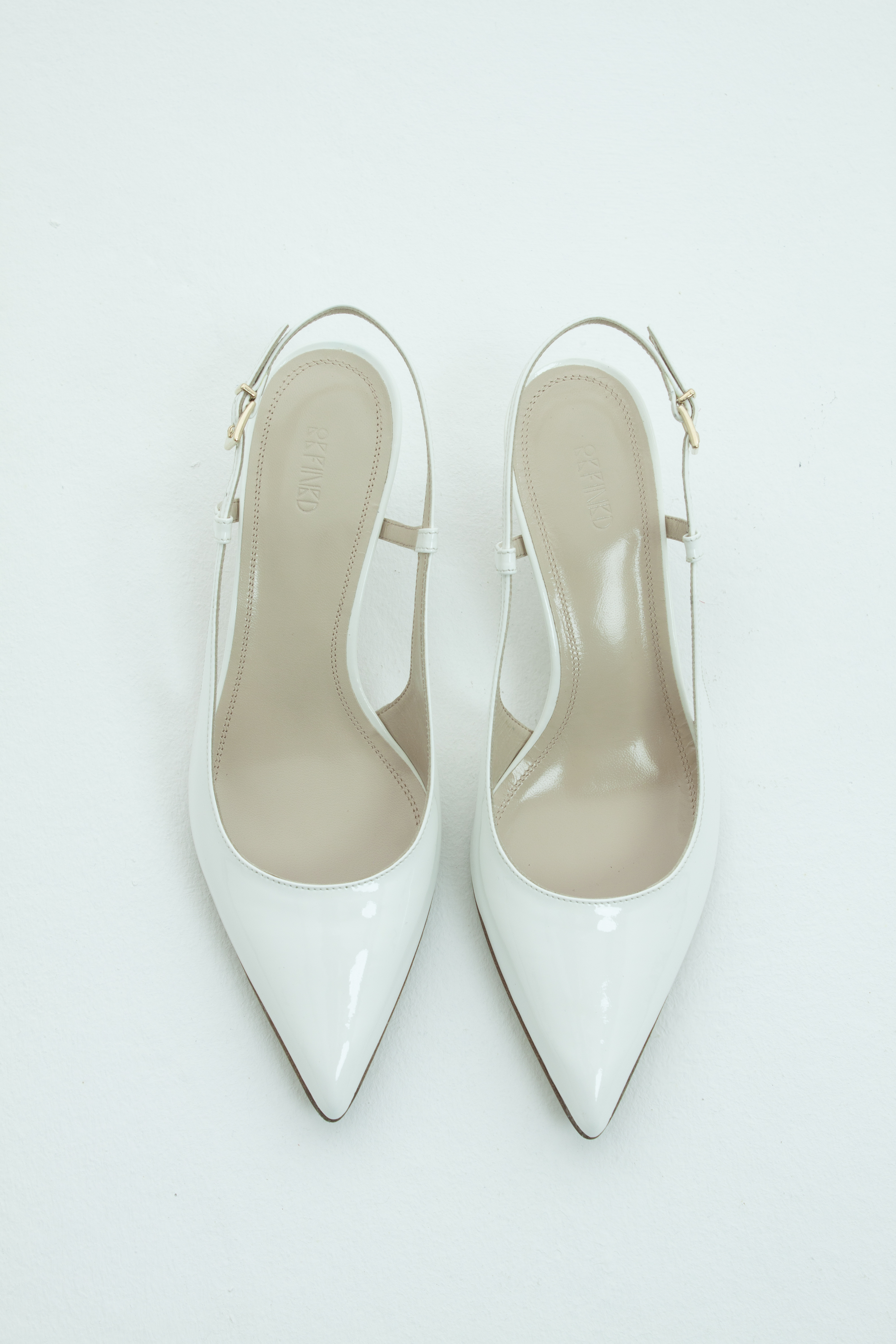 Туфли с острым носом на низком каблуке белый лак, фото 1