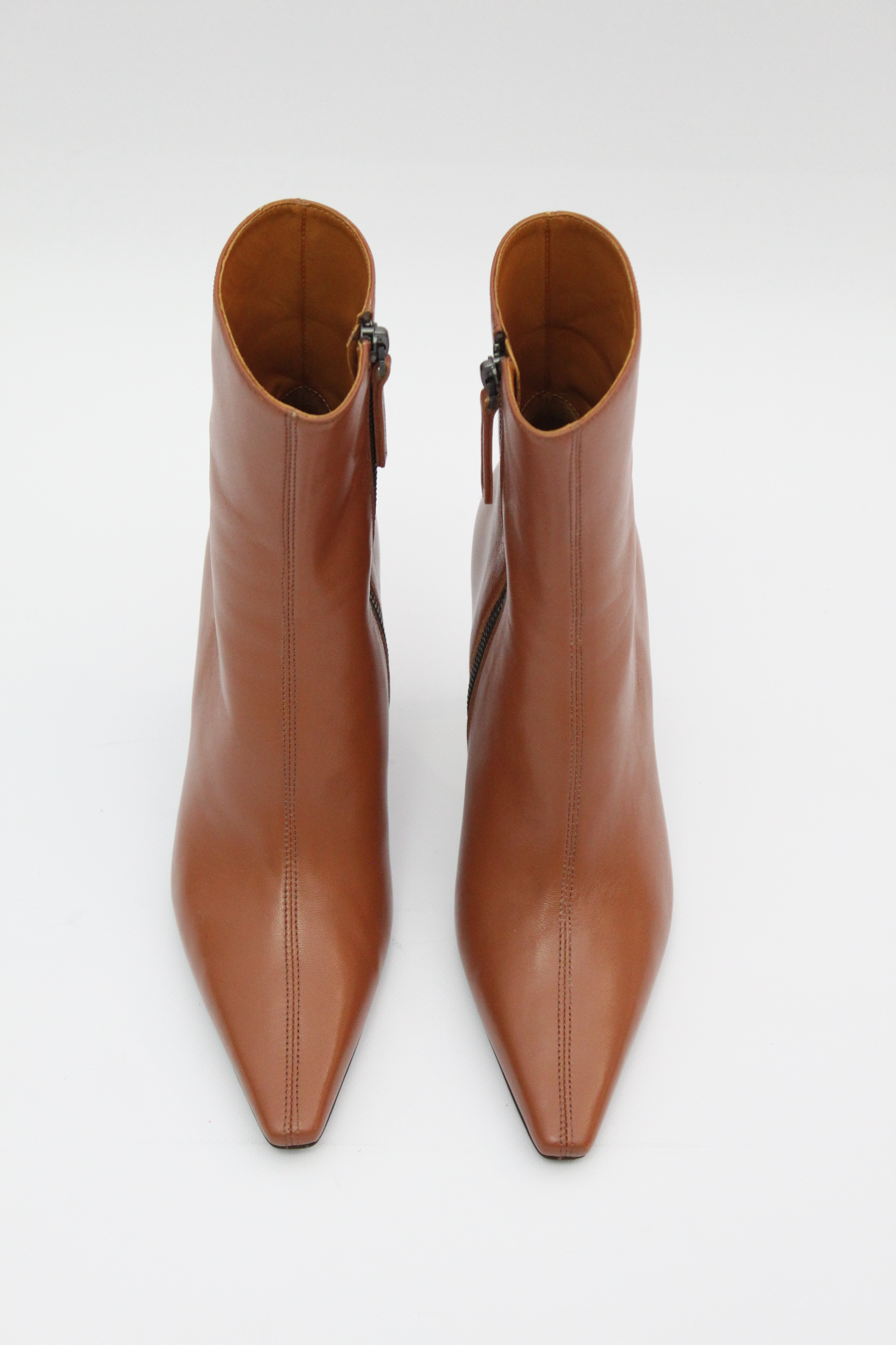 Ботильоны-перчатки укороченные на высоком каблуке с острым носом из светло-коричневой кожи кинглисс, фото 1